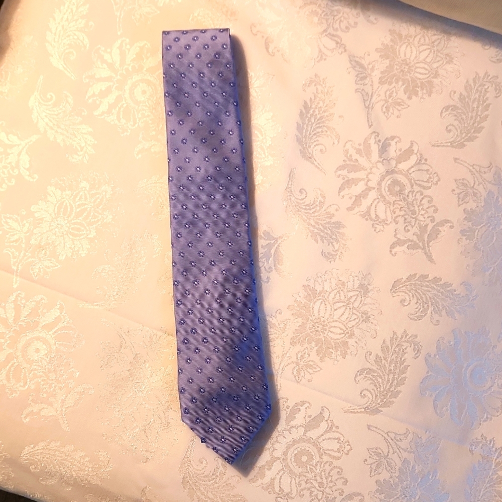 NEW.  TOMMY HILFIGER MEN'S BLUE NECK TIE.     53%  SILK AND 47% POLYESTER.  NWOT